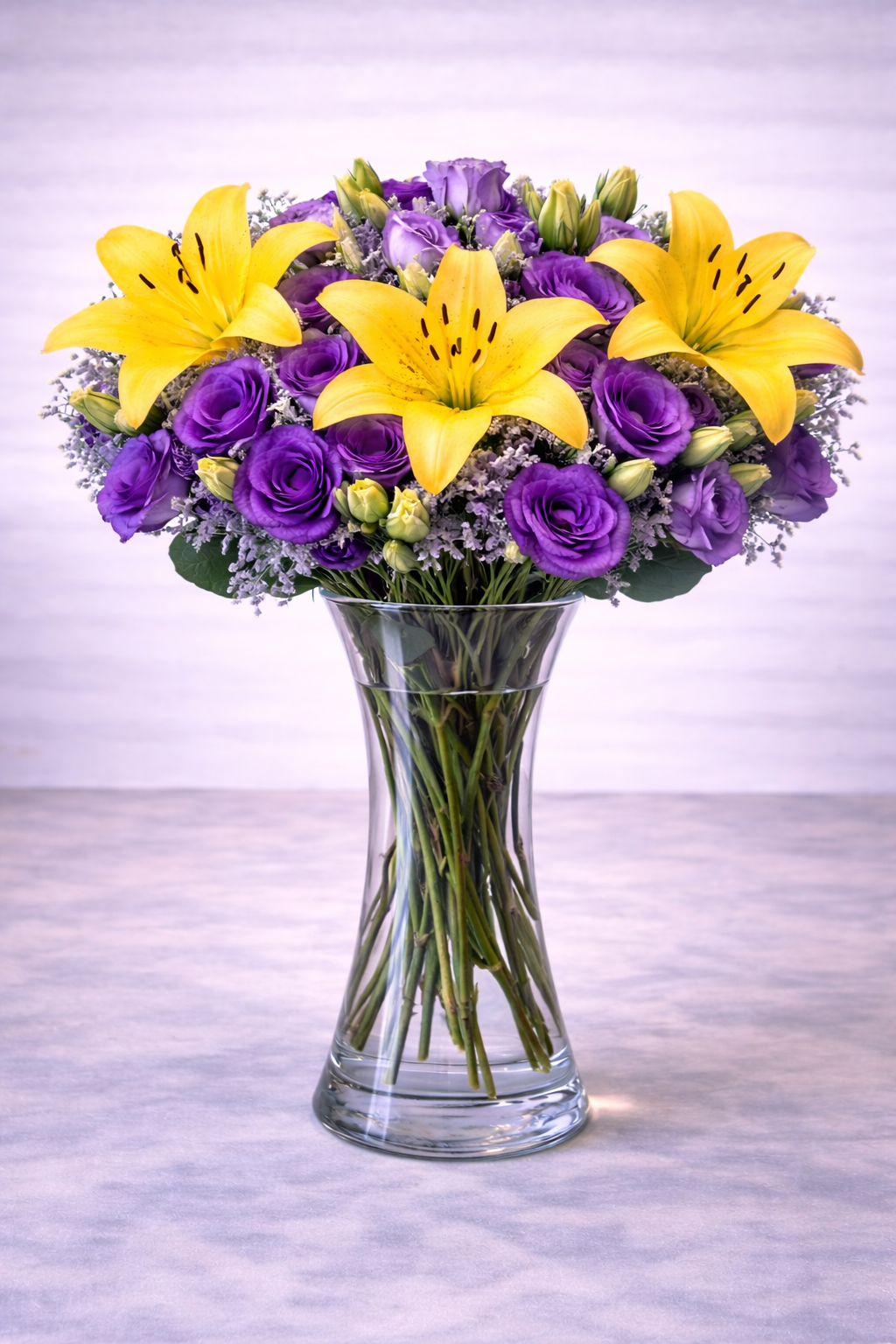 Florero de lisianthus y rosas amarillas