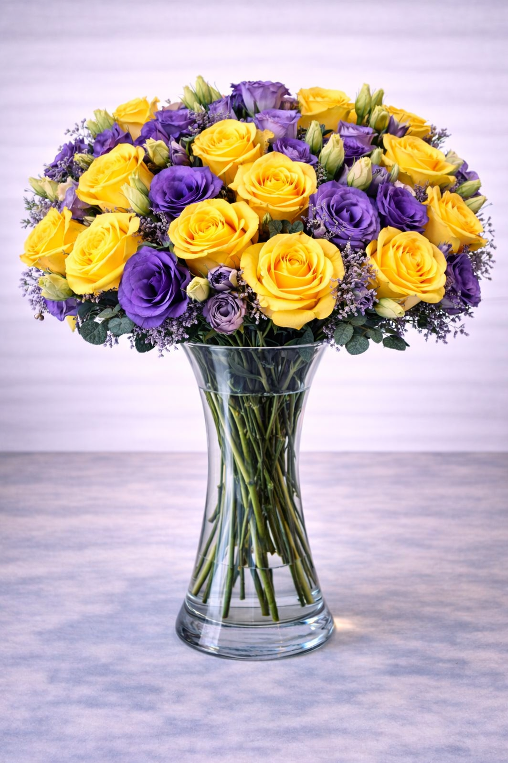 Florero de lisianthus y rosas amarillas