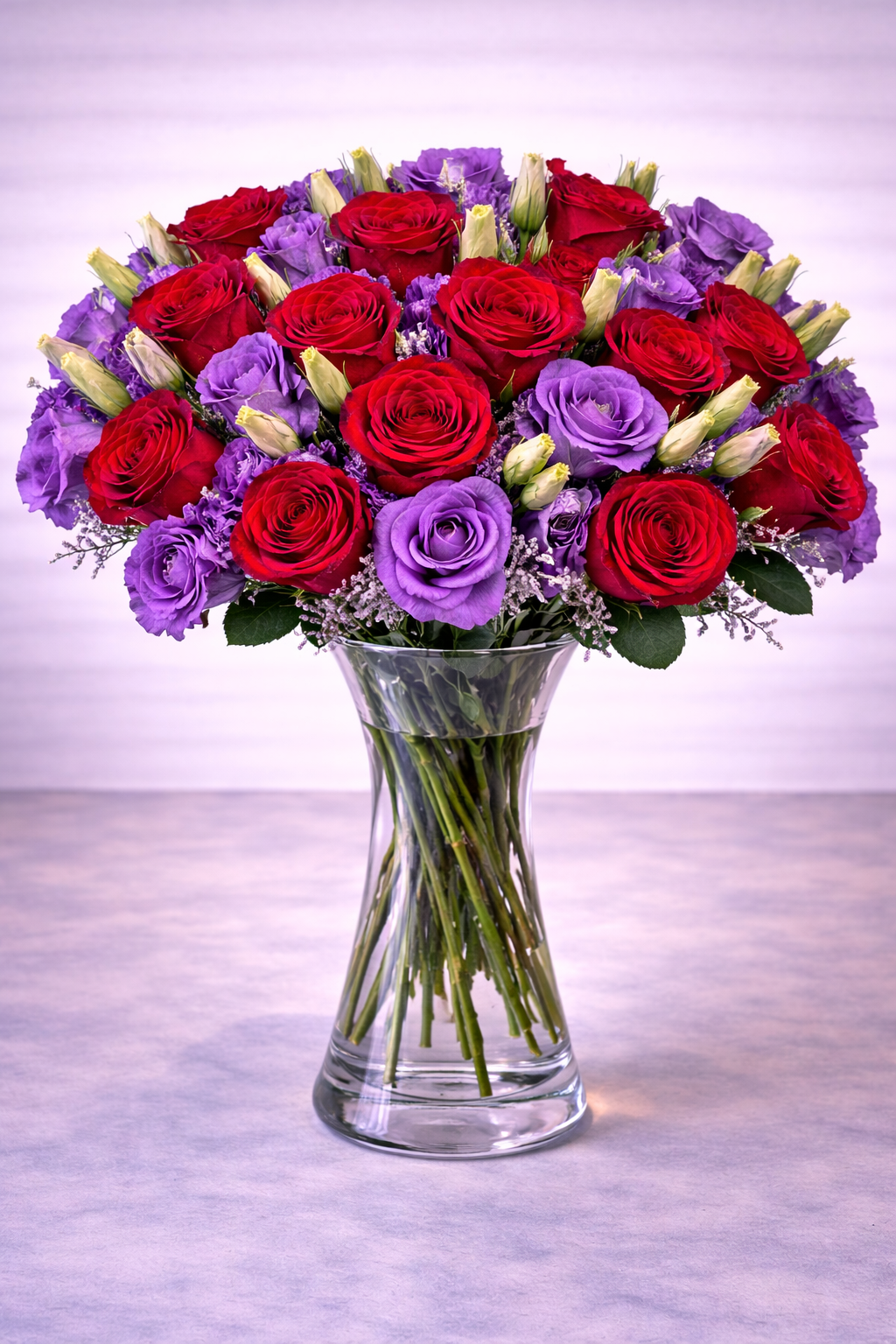 Florero de rosas rojas con lisianthus