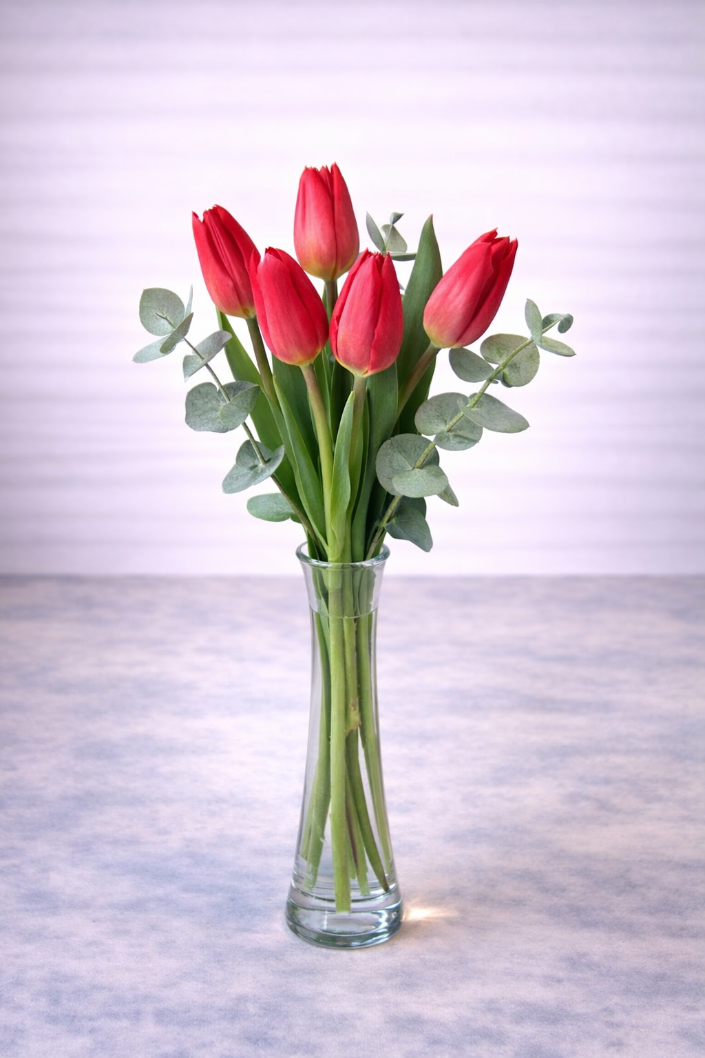 Florero de tulipanes rojos con dollar