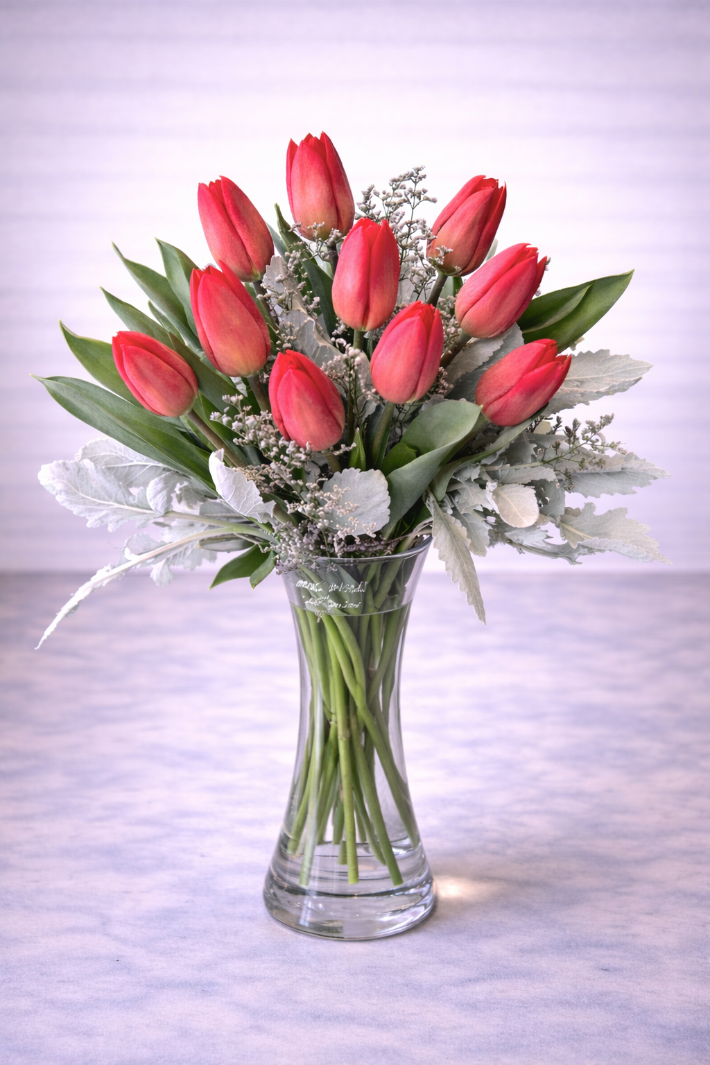 Florero de 10 tulipanes rojos con miller  
