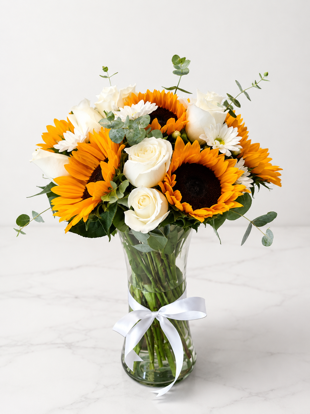 Arreglo Girasoles y Rosas blancas